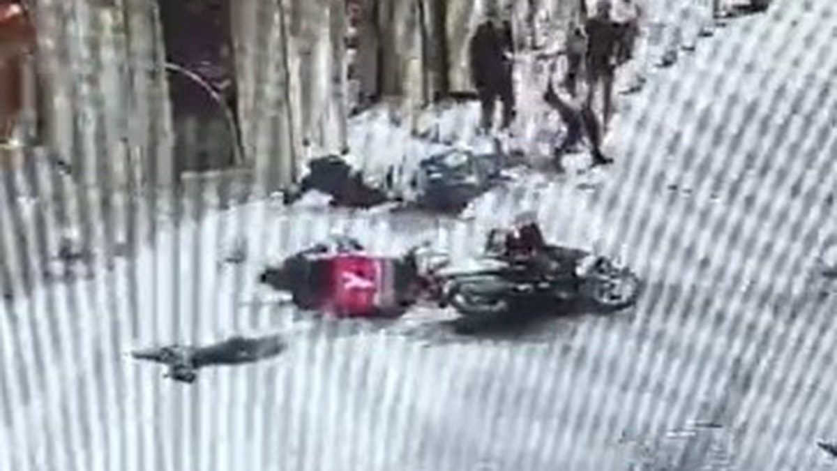 İki motosiklet kafa kafaya çarpıştı