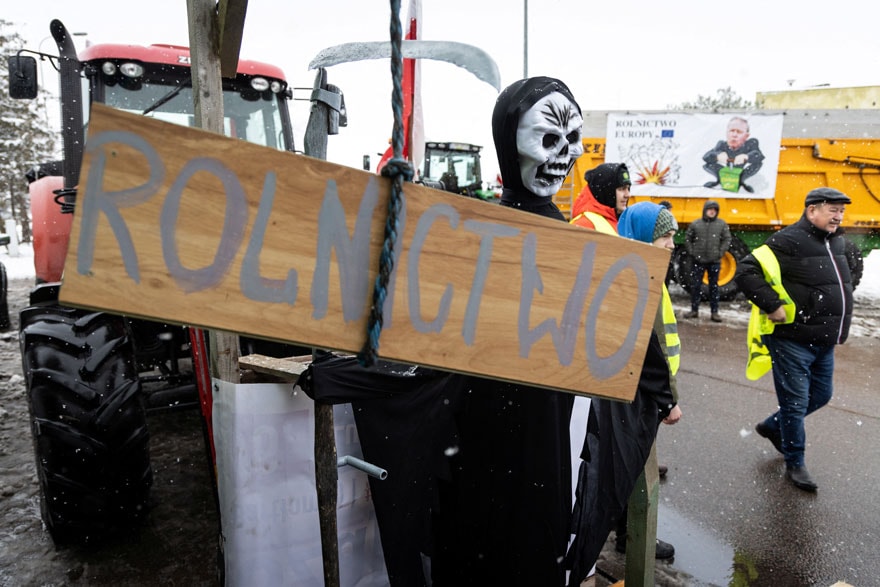 Avrupa'da çiftçiler ayakta: Barikat kurup sınırı kapattılar