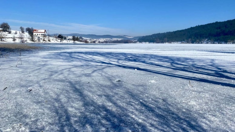 Karabük'te kış masalı: Göletler buzla kaplandı