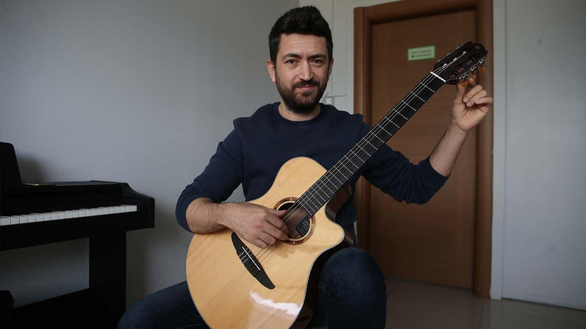 Depremden geriye kalan gitarını yanından ayırmıyor