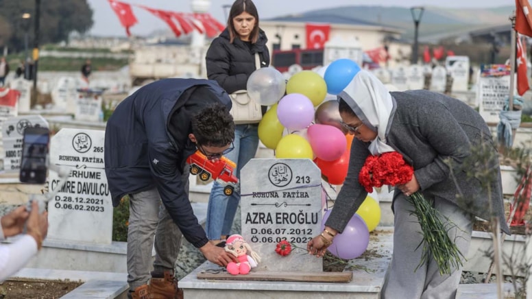 Depremde hayatını kaybeden çocukların mezarları oyuncak ve balonlarla doldu