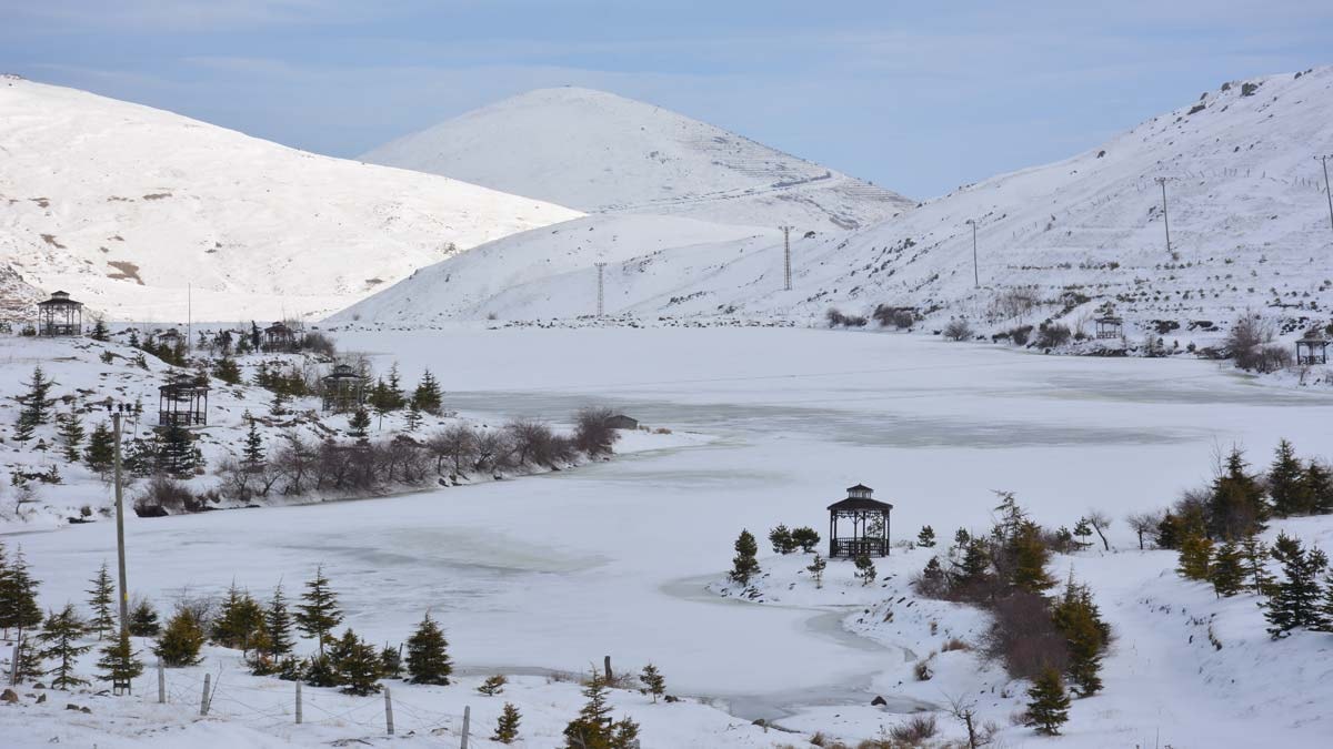 Üçoluk Göleti'nin yüzeyi buz tuttu