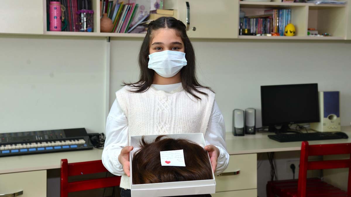 Küçük Azra, saçlarını onkoloji hastasına peruk olarak hediye etti