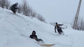 Tahta kayaklarla gençlerin kış macerası