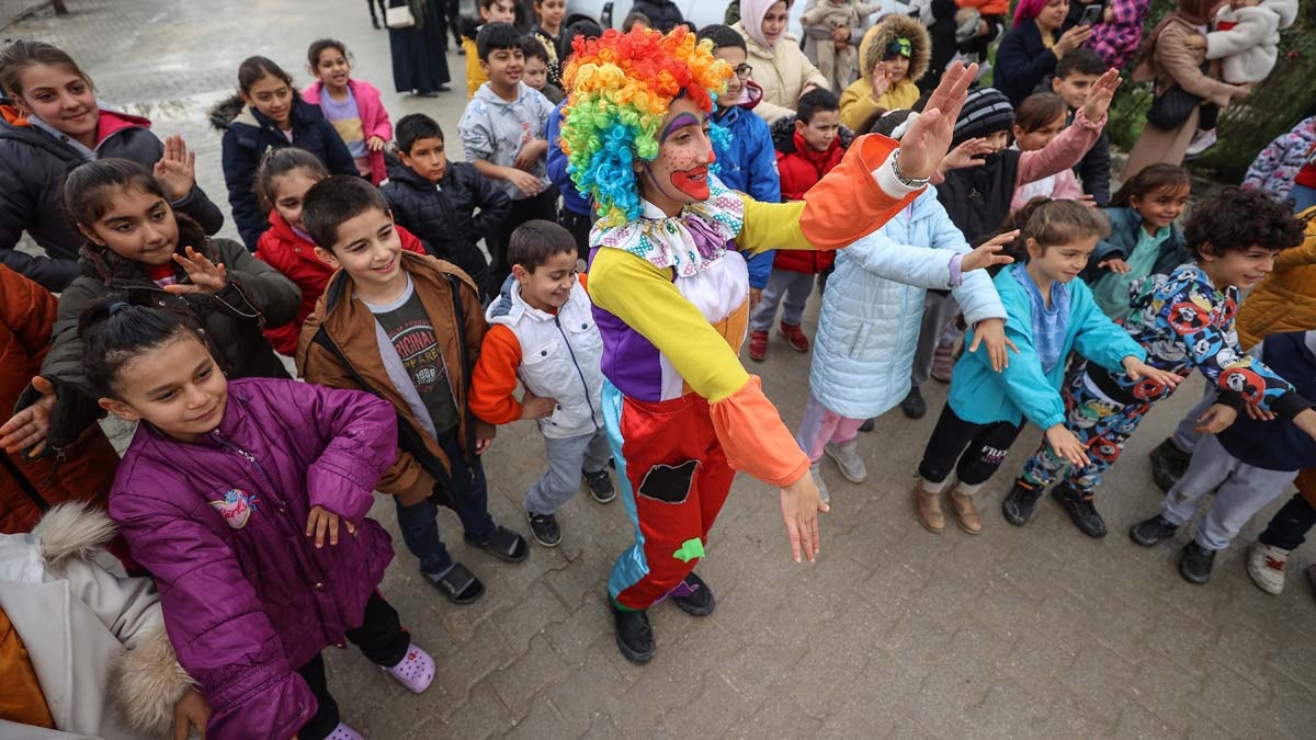Afetten etkilenen çocukların yüzünü etkinliklerle güldürüyorlar