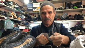 73 yaşındaki engelli ayakkabı ustası baba mirası mesleği yaşatıyor