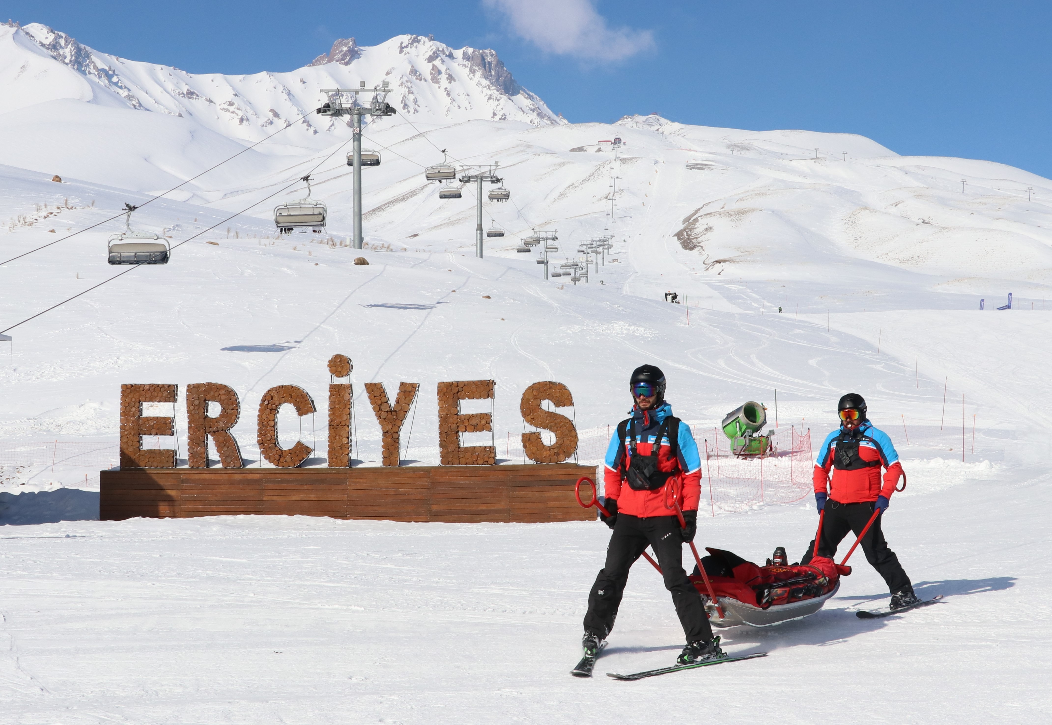 Erciyes'te pist güvenliği timi kayakseverlerin yanında