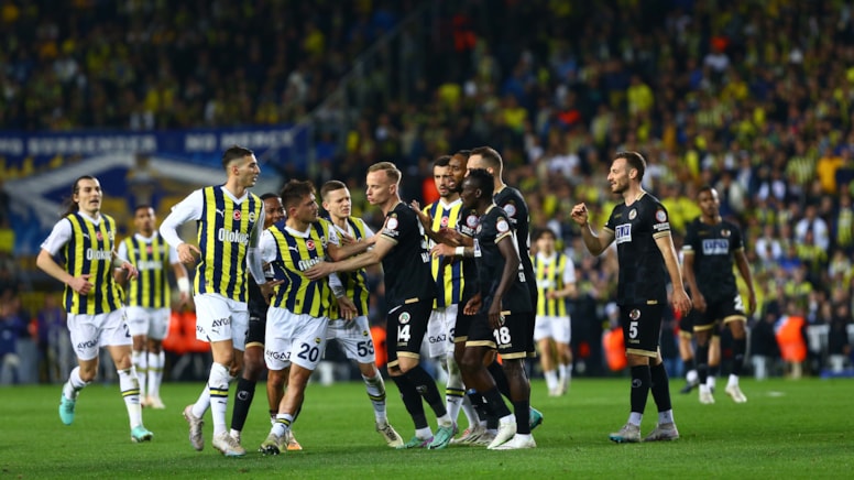Fenerbahçe Alanyaspor maçında ortalık karıştı futbolcular birbirine girdi