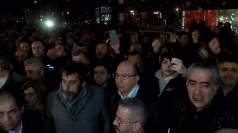 CHP İstanbul il başkanlığı önünde Sarıyer ve Avcılar tepkisi