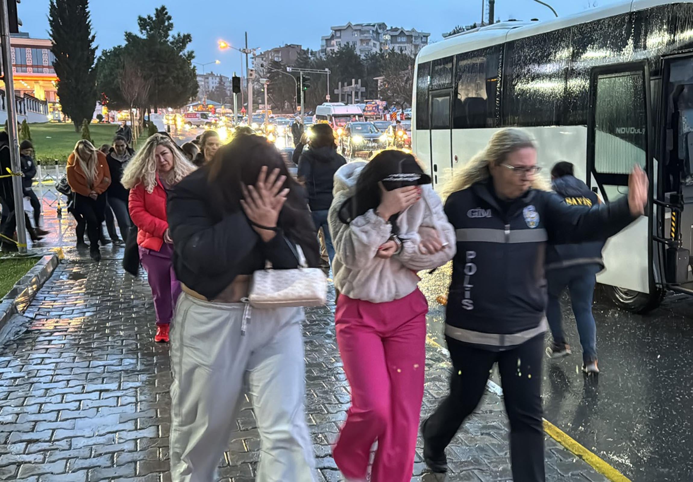 Masaj salonlarına operasyon... 37 kişiye fuhuştan gözaltı