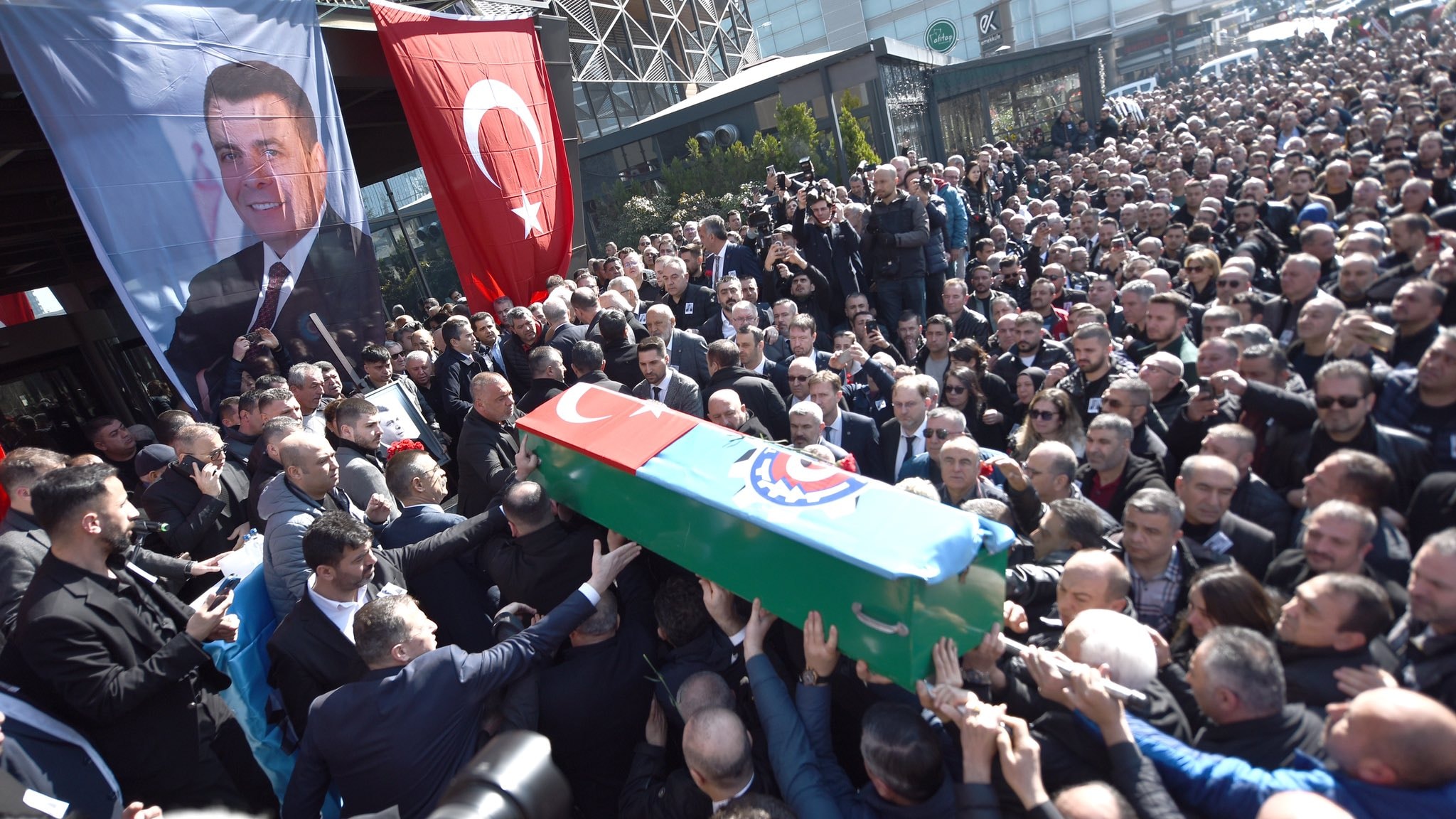 Pevrul Kavlak için Türk Metal Sendikası'nda cenaze töreni düzenlendi