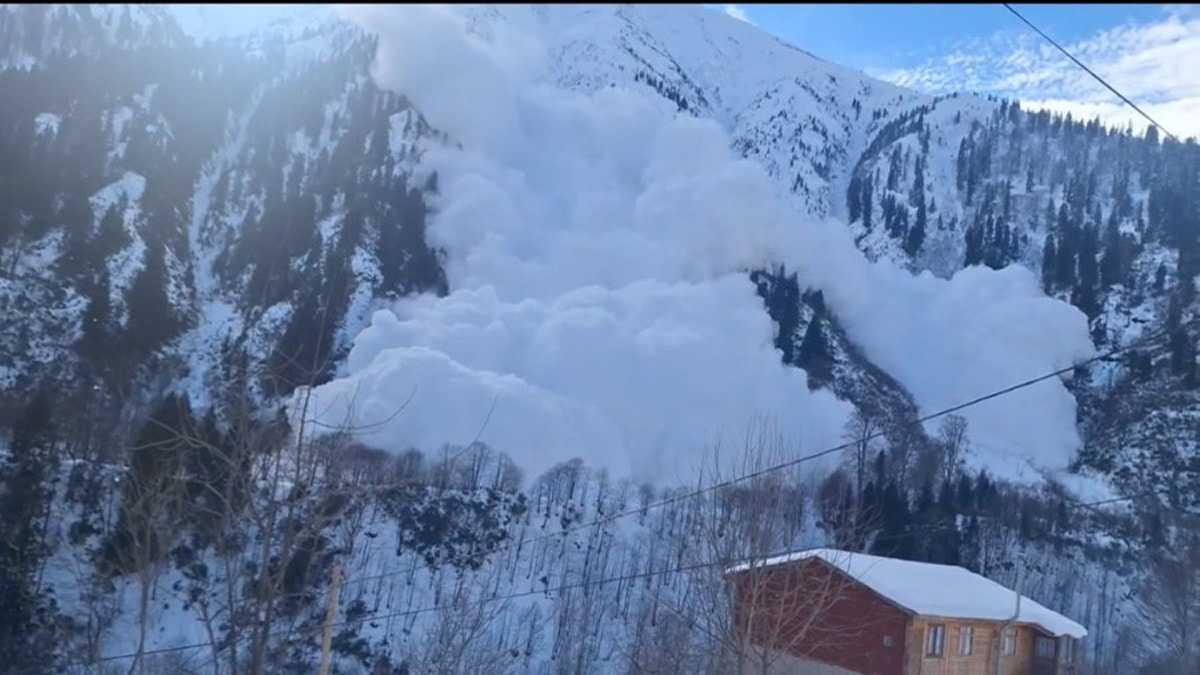 Rize'de çığ düşme anı kameraya yansıdı