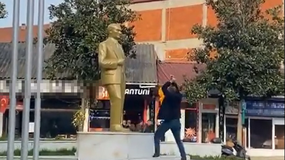 Atatürk heykeline balyozlu saldırı