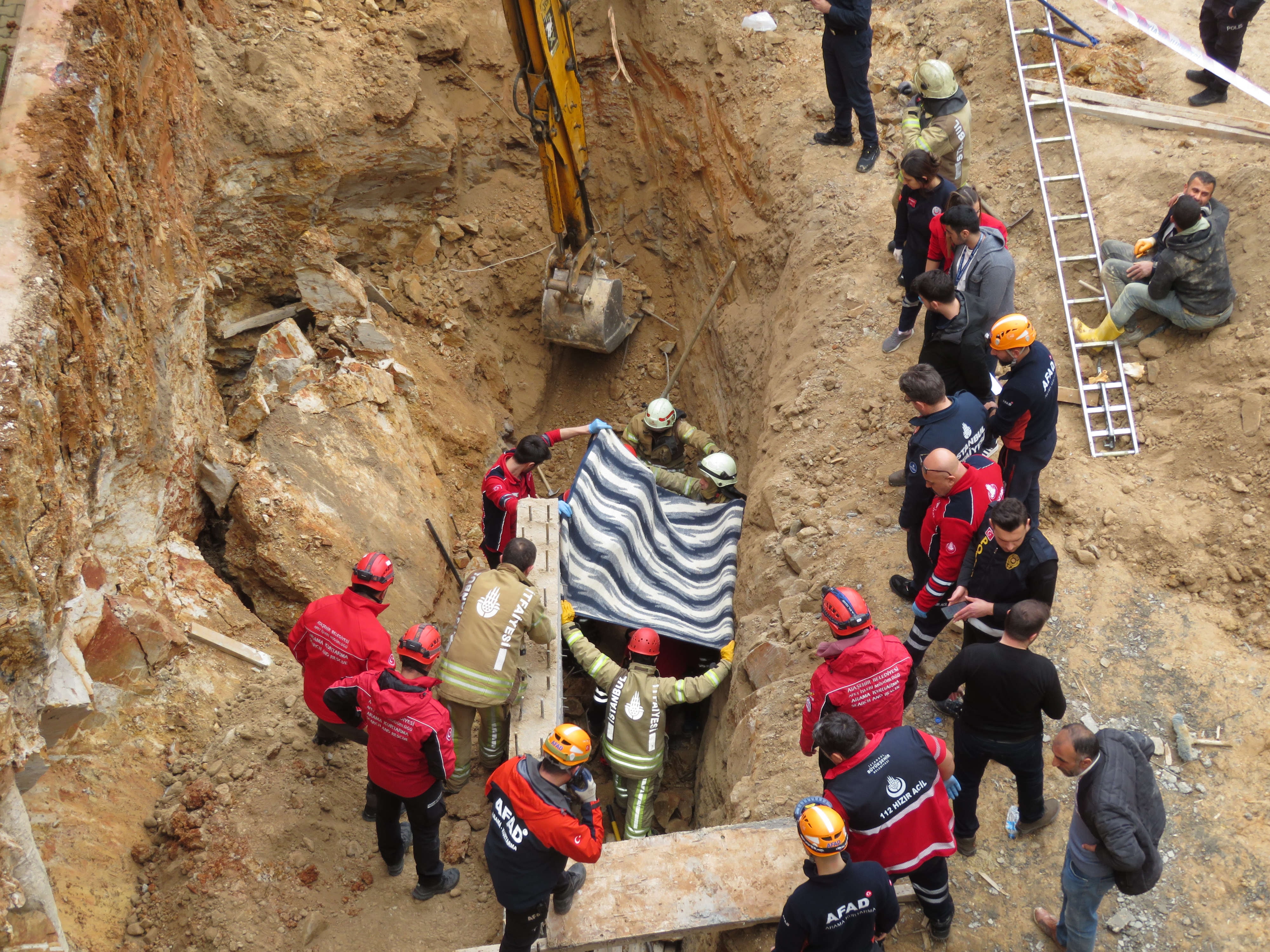 İnşaat alanında toprak kayması: 1 işçi öldü...