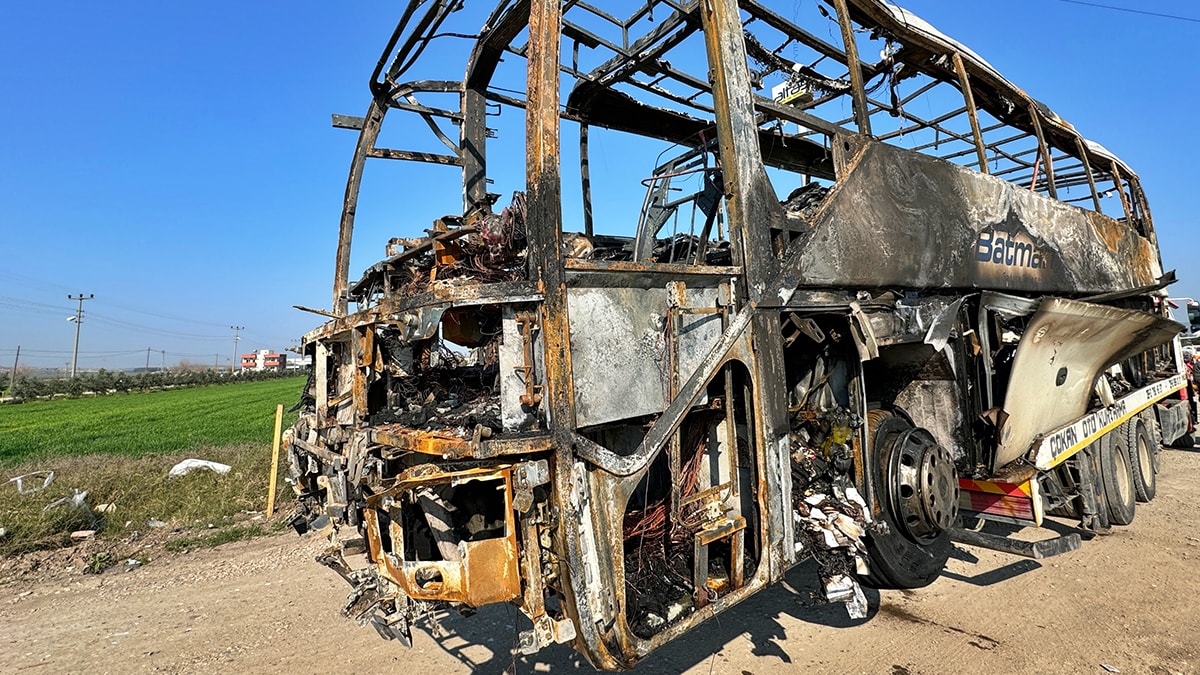 Osmaniye'de yolcu otobüsü alev alev yandı