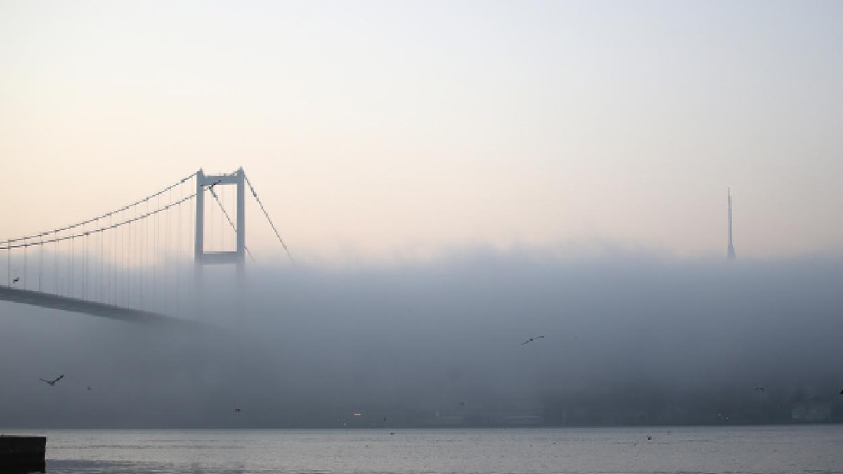 İstanbul'da sis etkisi: Göz gözü görmüyor... Boğaz, trafiğe kapandı