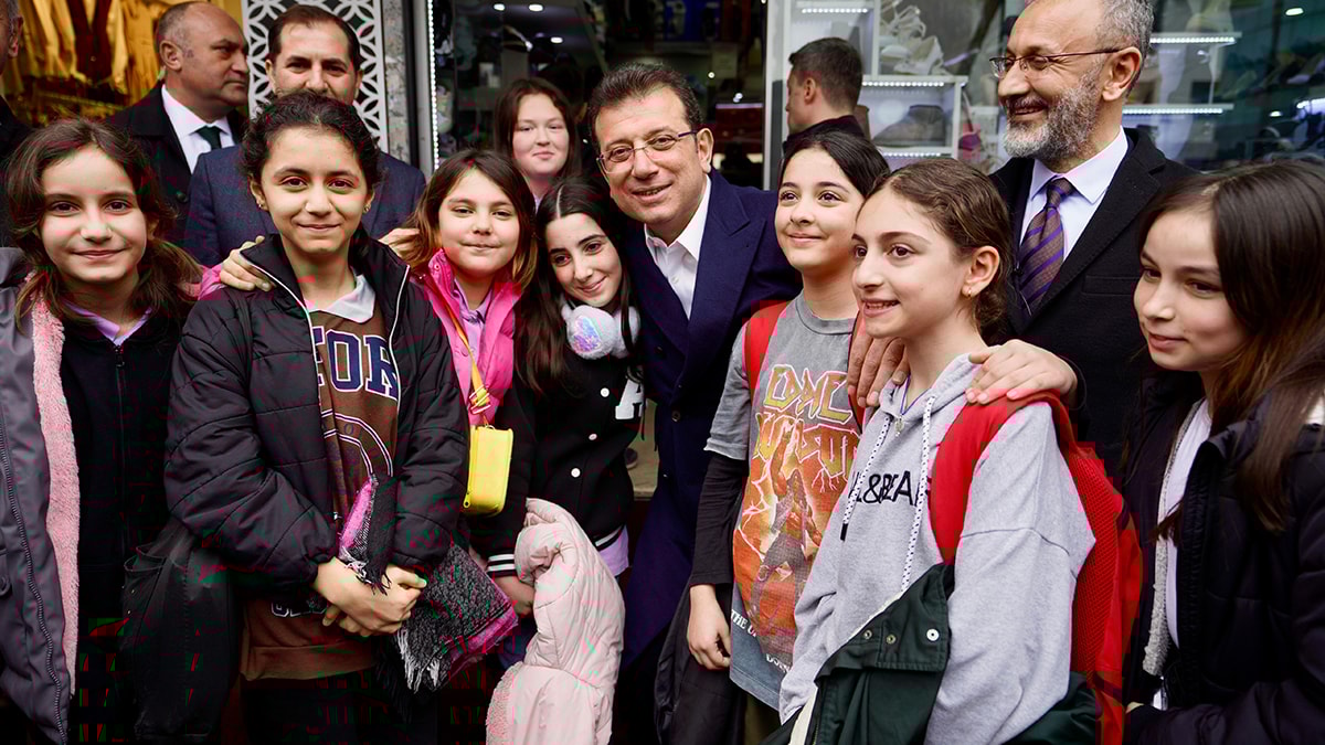 Kız öğrenciler istedi, İmamoğlu geri çevirmedi