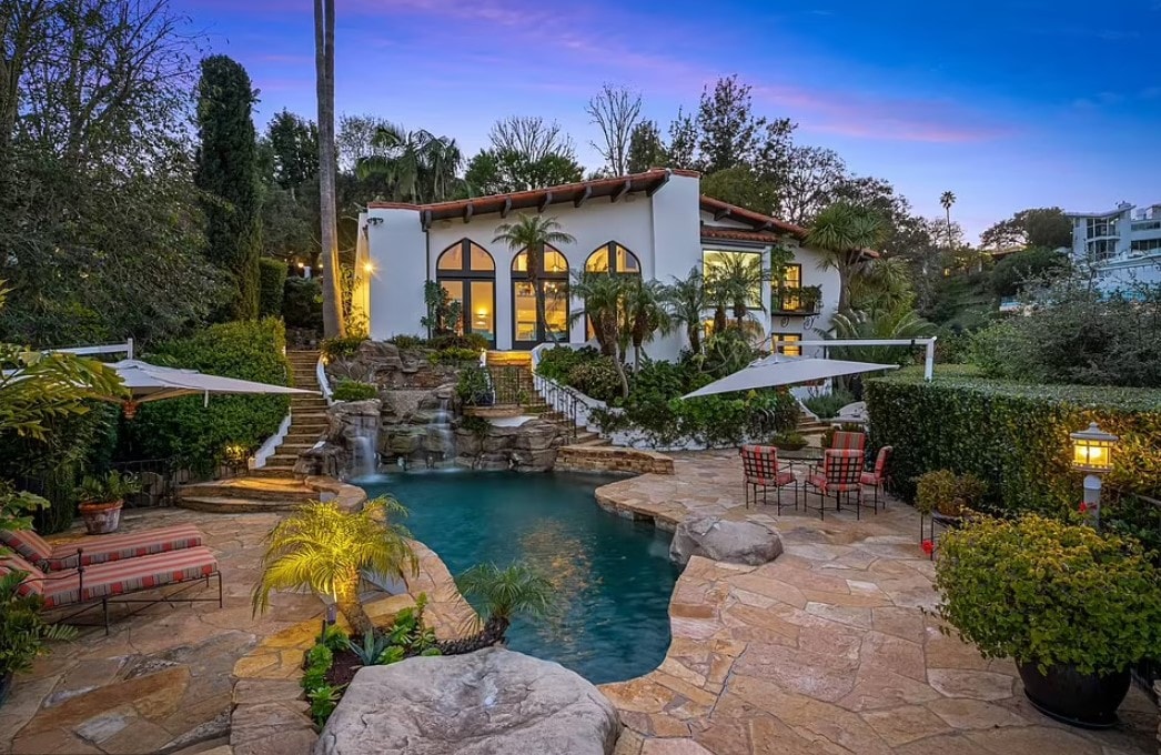 Ünlü oyuncu Charlize Theron evini rekor fiyata satışa çıkardı