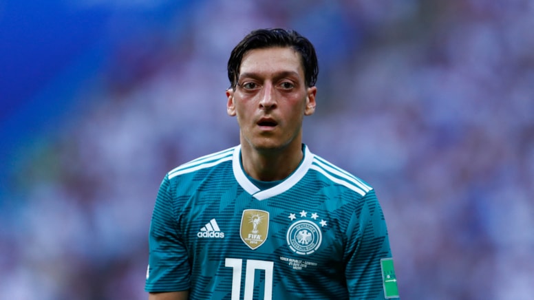 Mesut Özil Almanya'da sahalara geri dönüyor