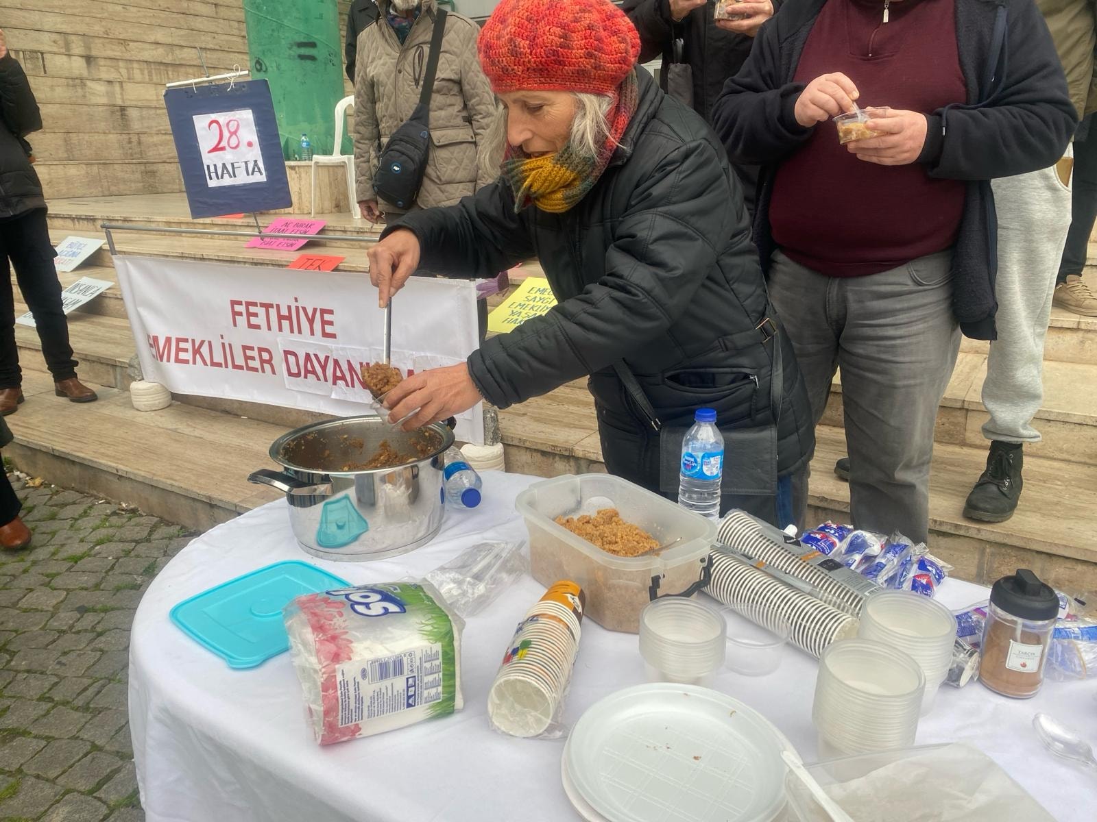 Emeklilerin cenazelerini kaldırıp helvasını dağıttılar