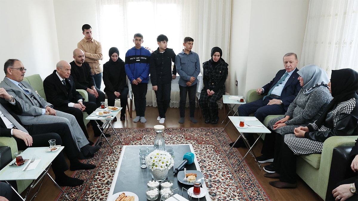 Erdoğan ve Bahçeli depremzede aileyi ziyaret etti