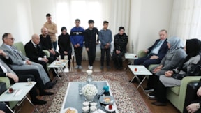 Erdoğan ve Bahçeli depremzede aileyi ziyaret etti