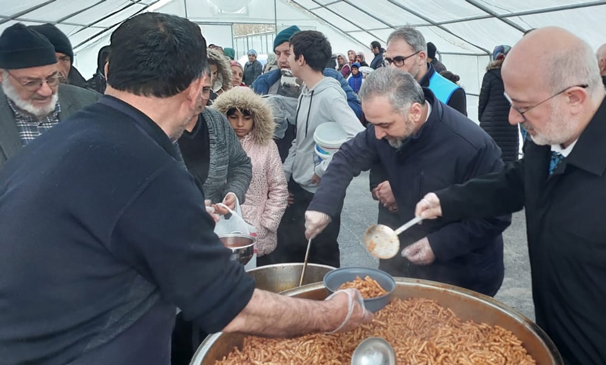 Depremzedeye makarna, protokole mükellef sofra