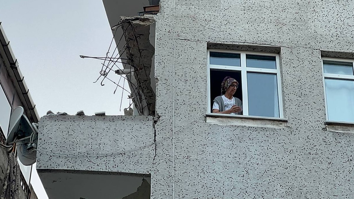 Balkon çöktü, tahliye kararı verildi