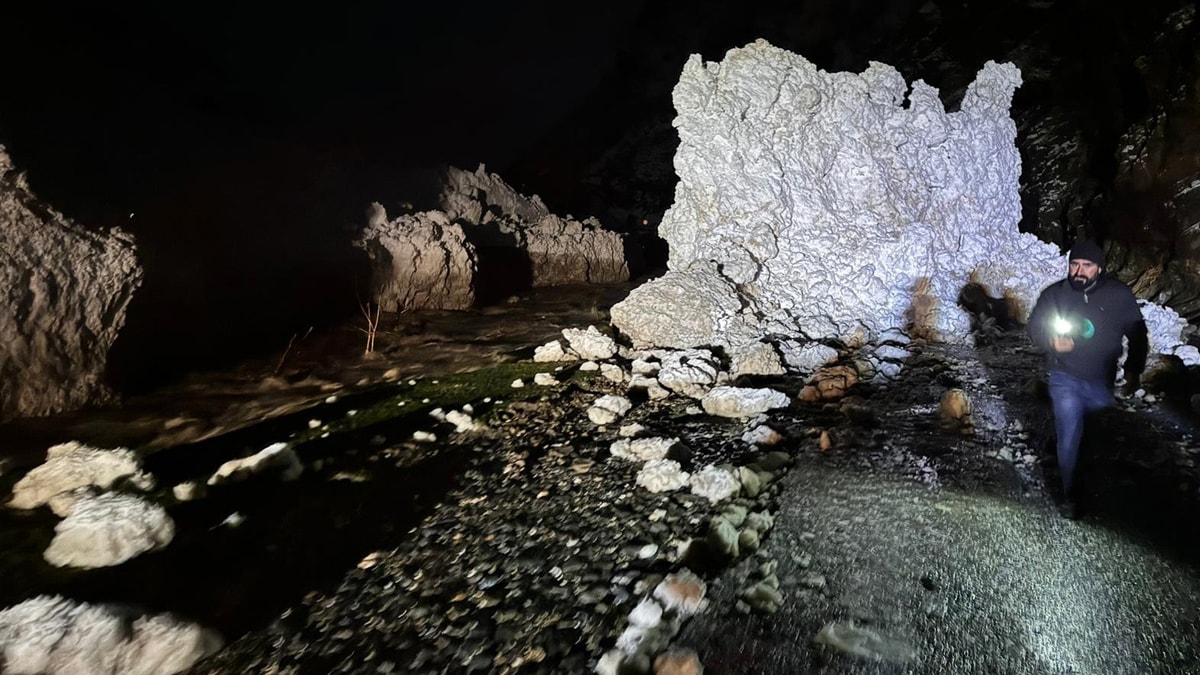 İki ayrı bölgede çığ düştü, ilçeyle ulaşım sağlanamıyor