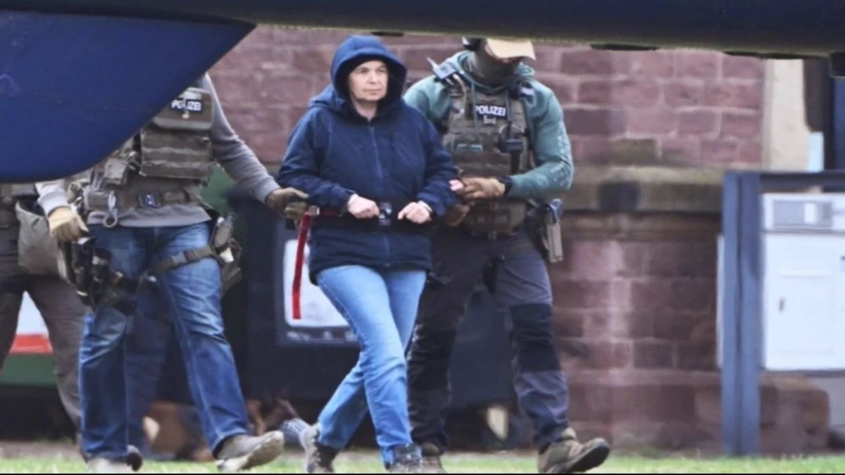 Teröristin evinden 1.2 kilo altın, döviz ve çok sayıda silah çıktı