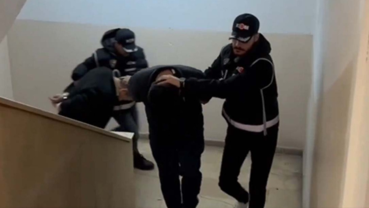 Kırmızı bültenle aranan 2 kişi İstanbul'da yakalandı