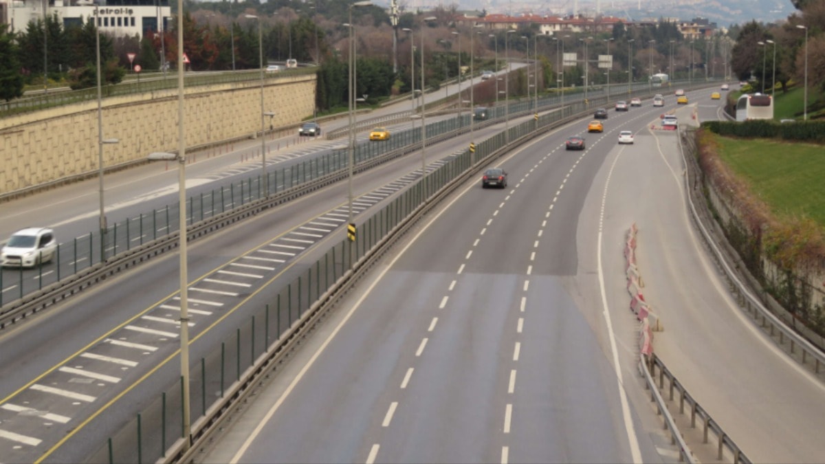 İstanbul'da seçim trafiği... Yollar boş kaldı
