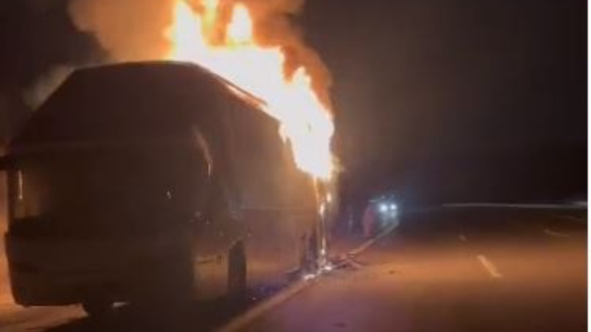 Seyir halinde alev alan otobüs küle döndü