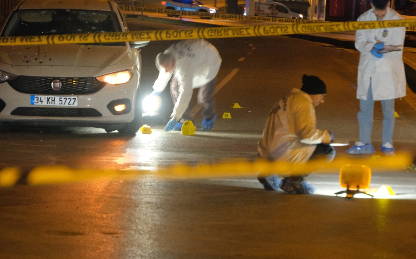 Ümraniye'de trafik ışıklarında duran otomobile silahlı saldırı