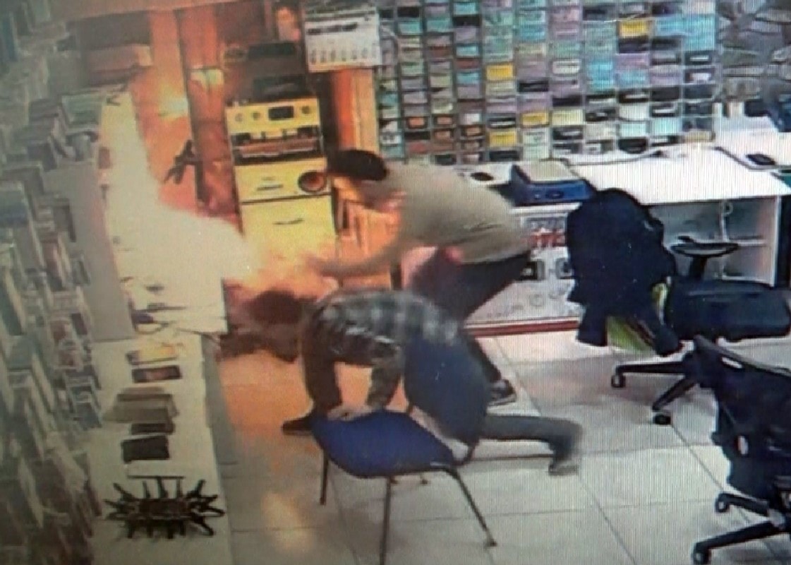 Tamire getirilen tablet el bombası gibi patladı