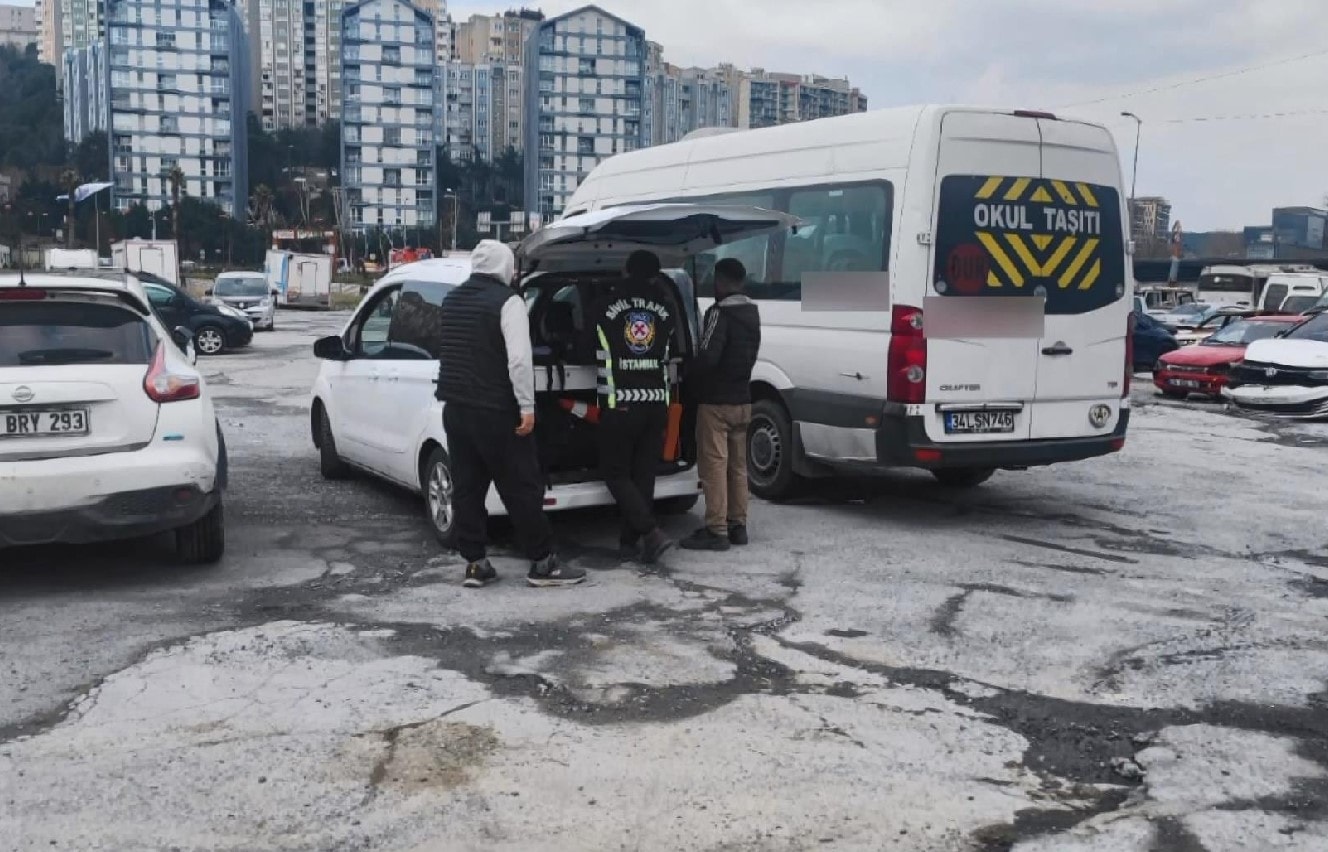 Öğrencileri tehlikeye atan trafik kavgasında iki tarafa da ceza