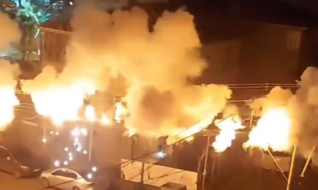 Trafo patladı yangın çıktı... Çok sayıda sokak elektriksiz kaldı