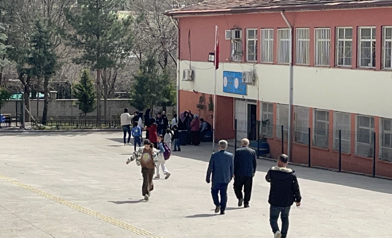 Malzemeleri karıştırınca çıkan gaz öğrencileri zehirledi