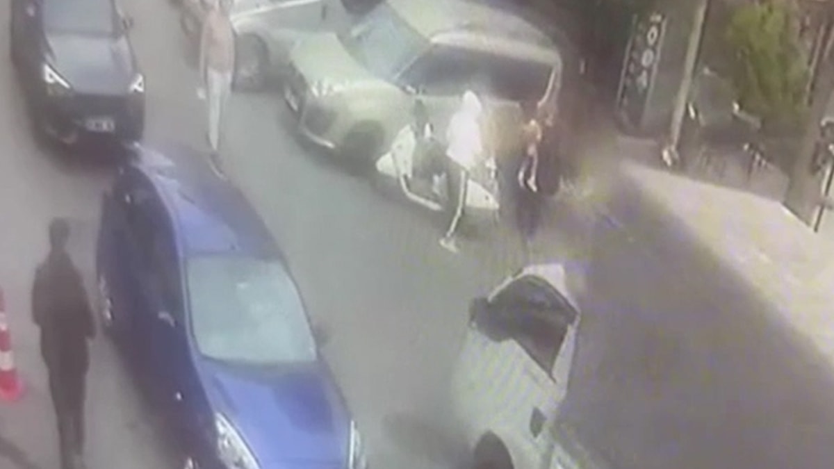 Tartıştığı baba ve oğulun iş yerinin önünde ateş açtı