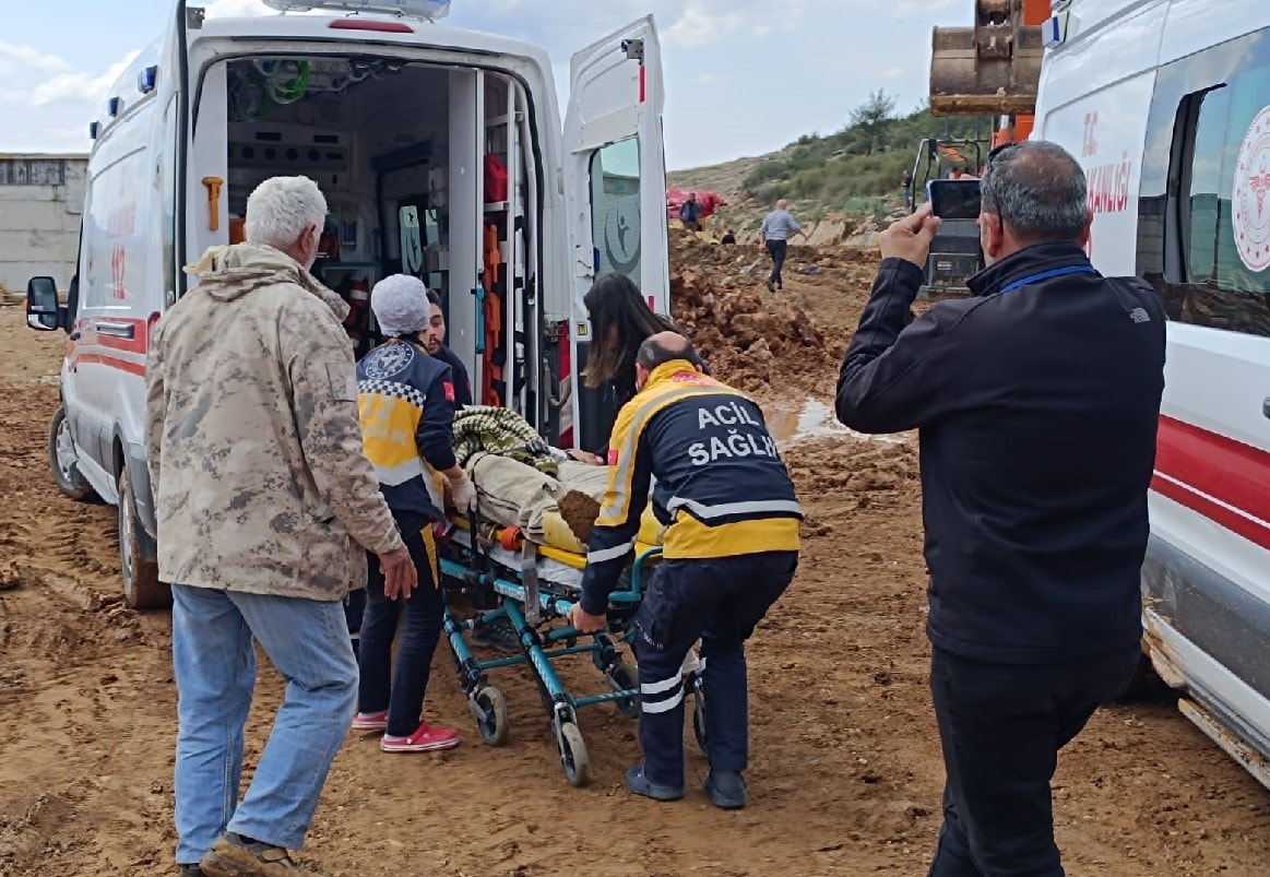Deprem konutu inşası sırasında iskele çöktü, işçiler yaralandı