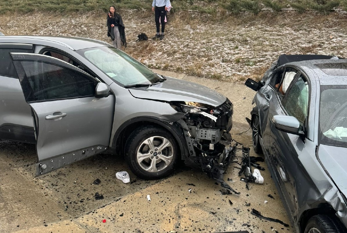 Kaza yapan araçtan inen anne oğul başka aracın altında kaldı