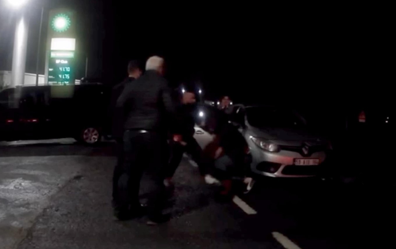 Kaza alanına girdi, yaralı kazazedeyi canından etti