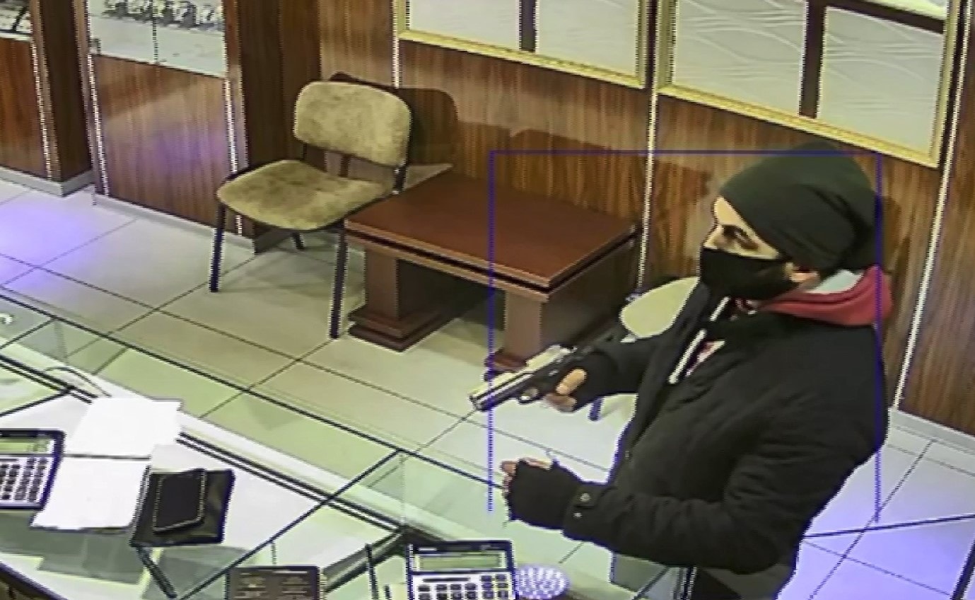 Kuyumcuya silahlı soygun girişimi... Hamlesiyle hırsızları kaçırdı