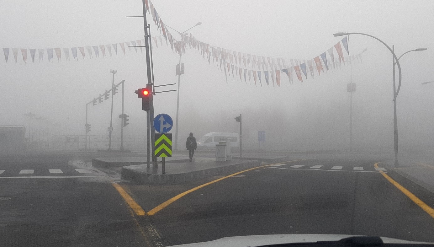 Diyarbakır'da sis etkili oldu, göz gözü görmedi