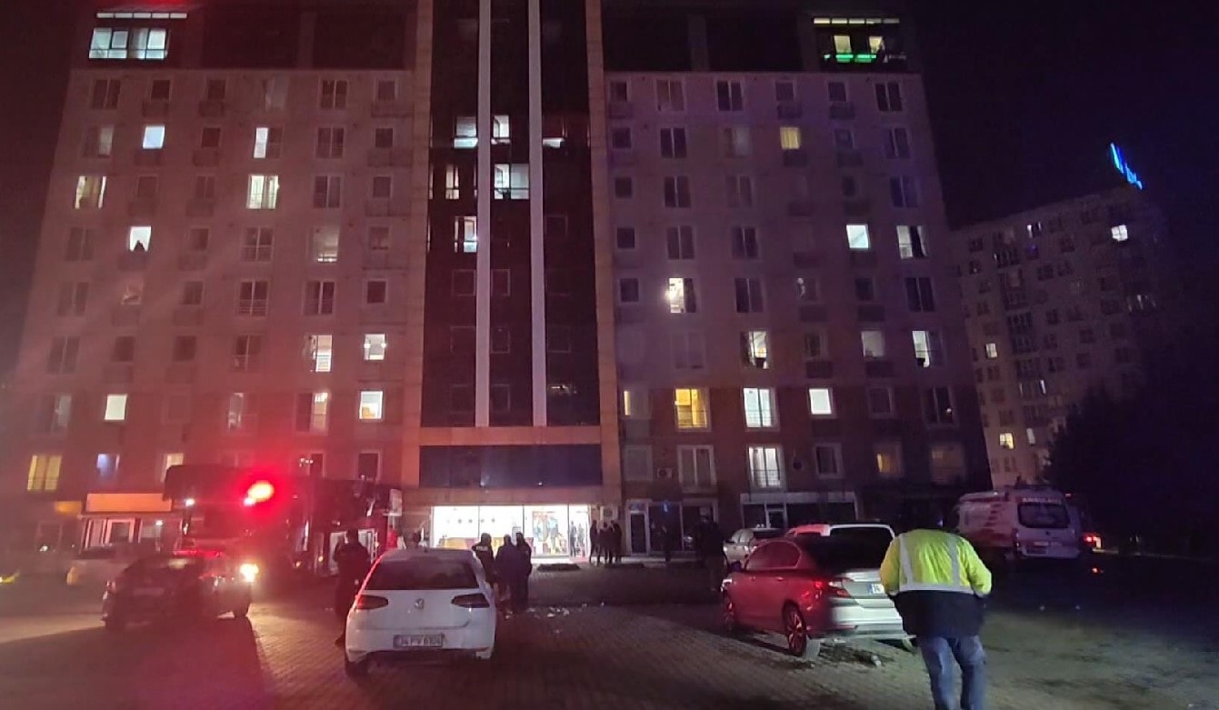 İstanbul'da rezidans yangını... 40 kişi mahsur kaldı