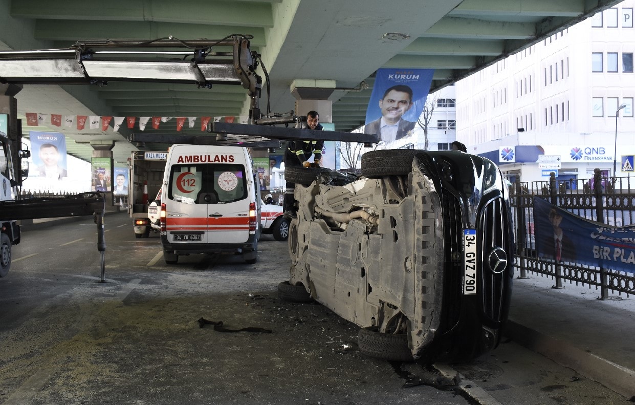 Hatalı U dönüşü kazaya neden oldu... Ambulans ile çarpıştı, yaralılar var