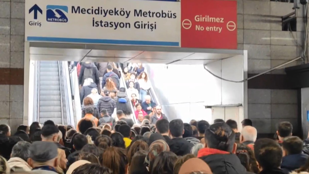 Metrobüs durağında merdiven kazası: Yaralılar var