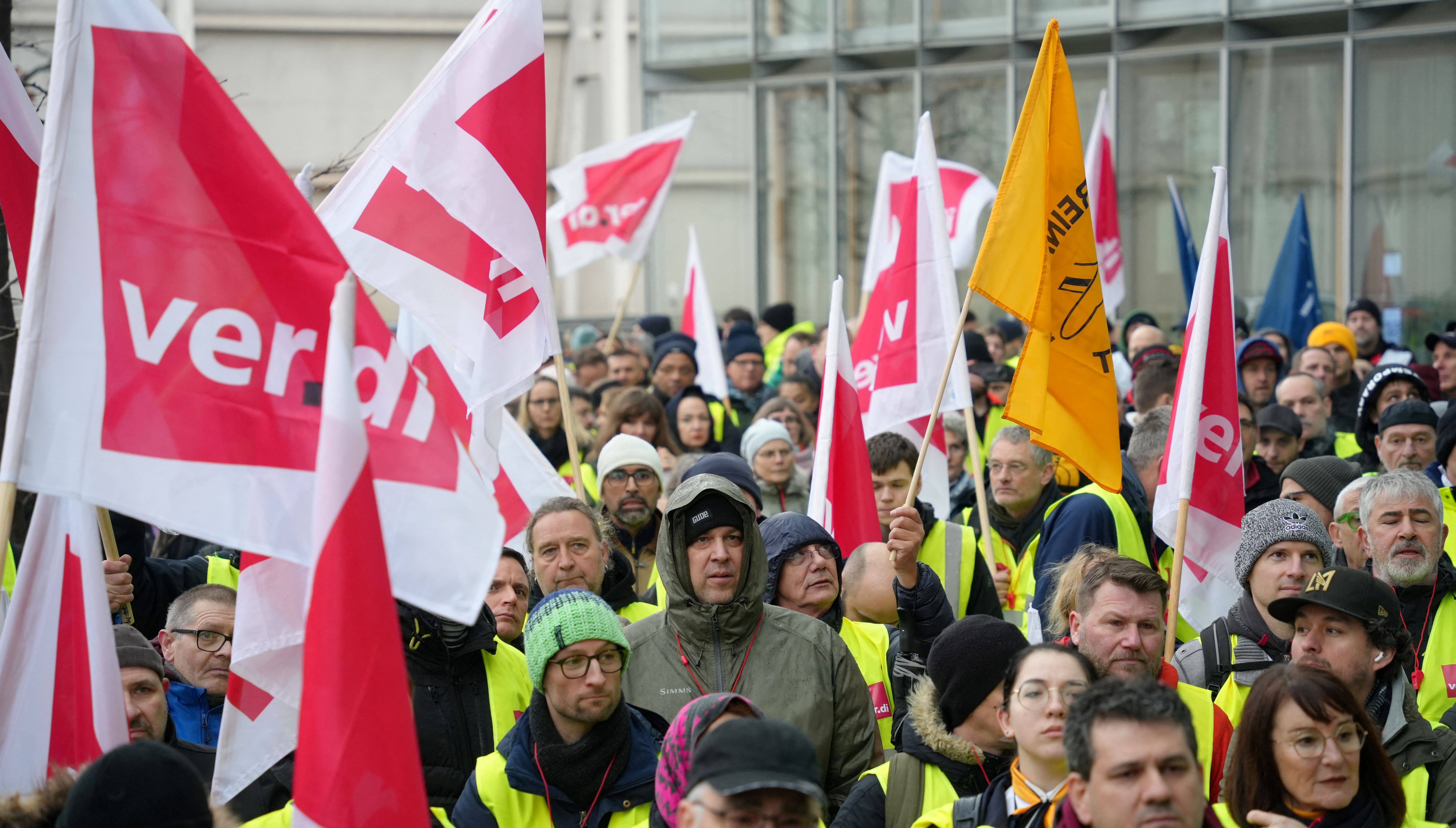 Almanya'da ulaştırma sektörü işçileri grevde: Milyonları etkiliyor