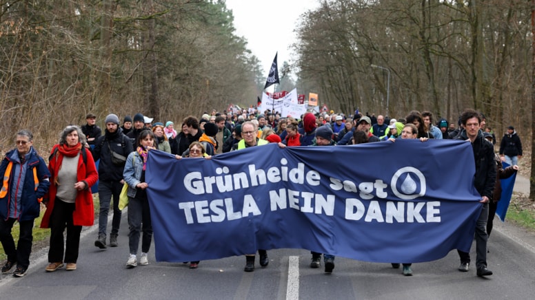Almanya'da Tesla protestosu