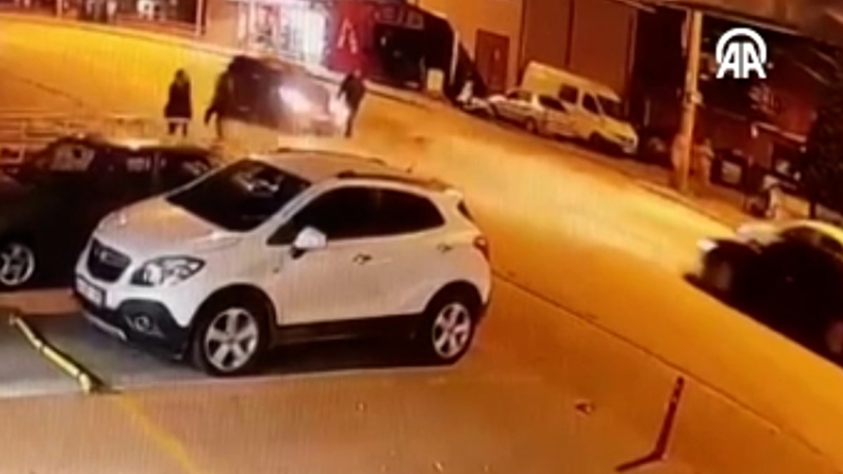 Korkunç kaza kamerada: Bir araç çarptı, diğeri altına aldı